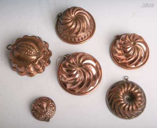 Konvolut von insgesamt sechs kleinen antiken unterschiedlichen Backformen aus Kupfer, Dm.