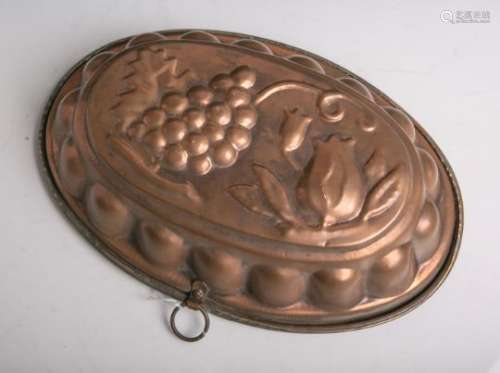 Antike ovale Backform mit Trauben und Blumenmotiven aus Kupfer hergestellt, ca. 30,5 x 21