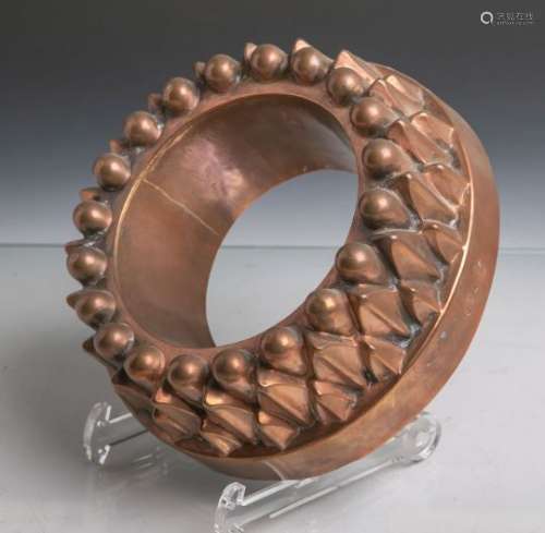 Antike Kuchenform aus Kupfer (Ringkuchen in Sonnenform), seitlich 
