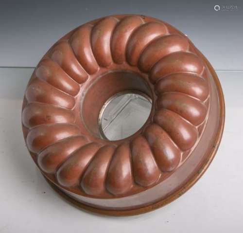Antike Kuchenform aus Kupfer gearbeitet (Ringkuchen), Dm. ca. 26 cm. Altersgem.