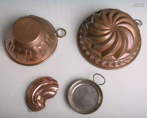 Konvolut von vier alten aus Kupfer hergestellten Formen, bestehend aus: 2x Gugelhopfform,
