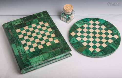 Schachspiel, grüne Terrazzo-Platte m. Malachit-Stücken, Spielflächen m. Malachit bzw.