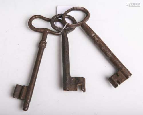 Konvolut von 3 alten Schlüsseln aus Eisen, ca. 14,5 bis 18 cm.
