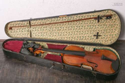 Alte Geige m. Geigenbogen, im orig. Holzkasten. Ohne Saiten, guter Zustand.
