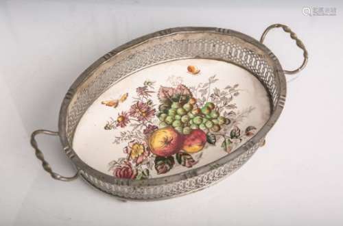 Ovales Brotkörbchen (um 1910/20), aus Metall gearbeitet, re. u. li. jeweils eine Handhabe,