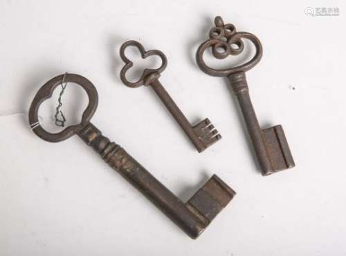 Drei alte Schlüsseln (wohl 18./19. Jahr***dert, Herkunft unbekannt), L. jeweils ca. 17 und