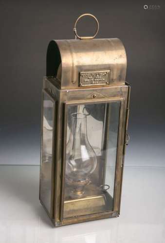 Petroliumlampe aus Messing (England, 20. Jahr***dert), 3-seitige Verglasung, Plakette: