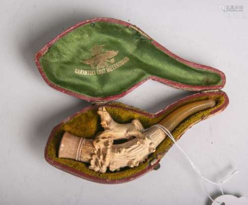 Alte Meerschaumpfeife, handgeschnitzt, galoppierendes Pferd, im orig. Etui.