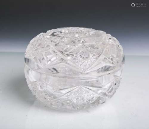Runde Deckeldose aus ****wandigem Kristallglas (wohl 1920/30er Jahre), mit aufwendiger