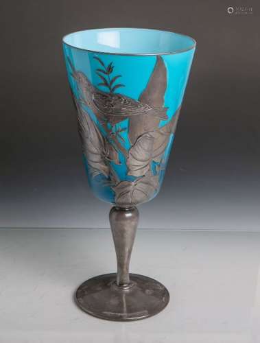 Gr. Kelchglas (20. Jahr***dert), türkisfarbenes Glas, reliefartige Aufmalung in Zinnoptik,