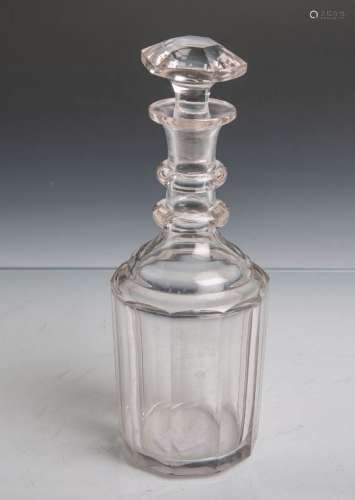Flacon aus klarem Glas (wohl 1. Hälfte 19. Jahr***dert), m. Stöpsel (best.), H. ca. 23 cm.
