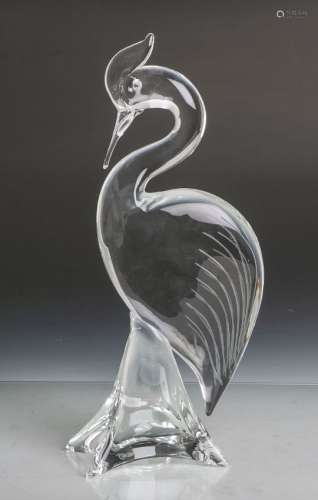 Gr. Glasplastik (wohl Designarbeit für Lalique), stilisierter Kranich aus klarem Glas,