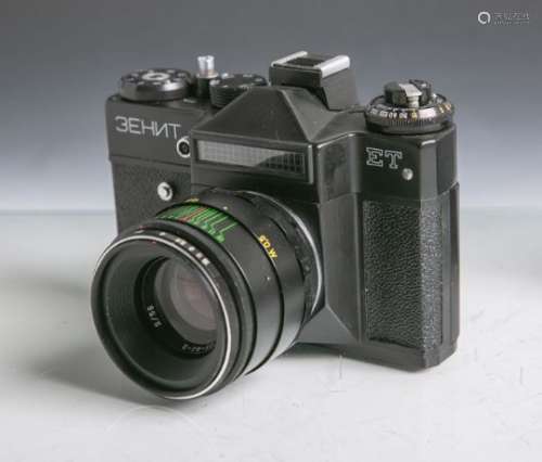 Zenit ET-Fotokamera (Russland), Objektiv Helios-44-2, Nr. 8945973, 2/58.