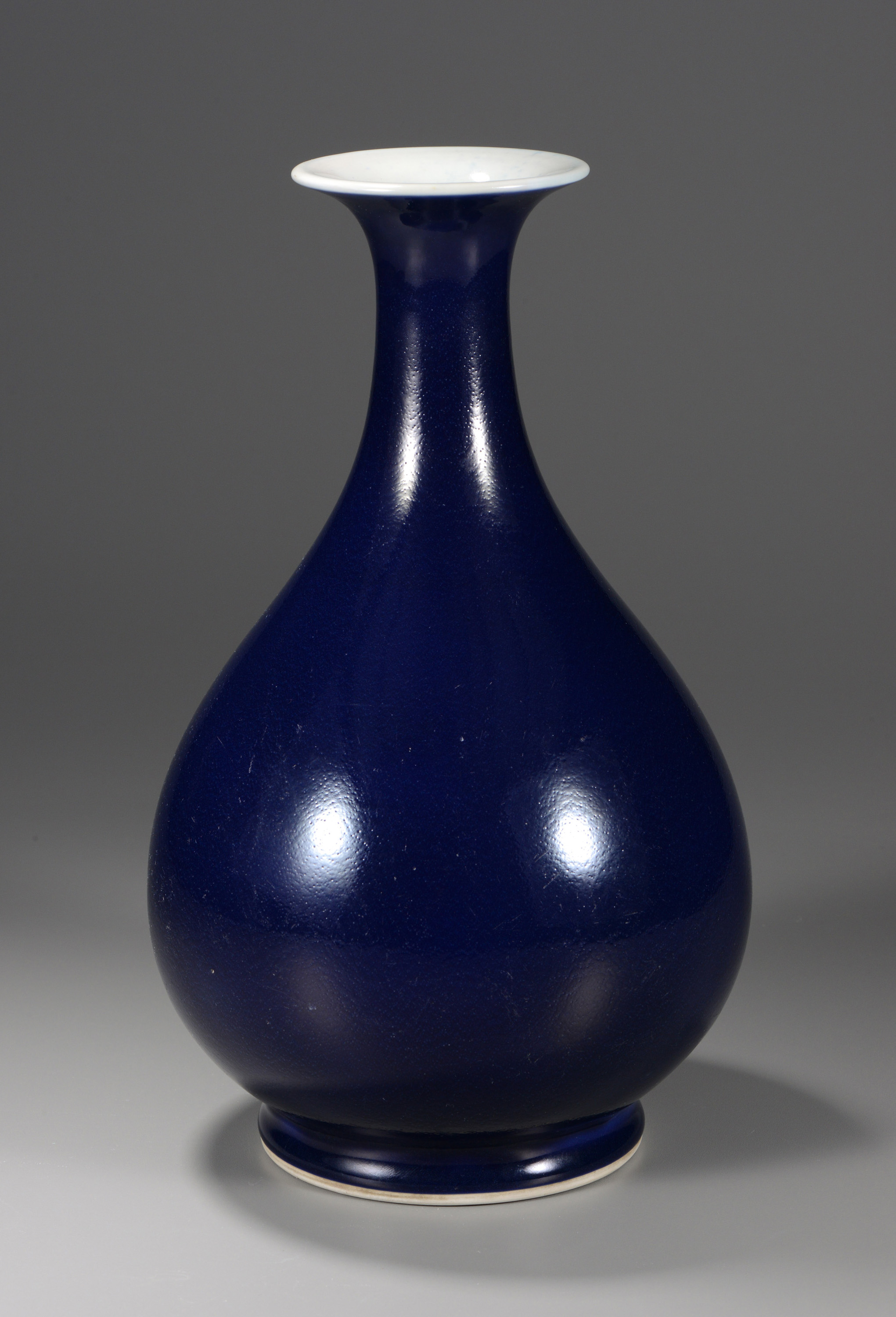 清中期霁蓝釉玉壶春瓶