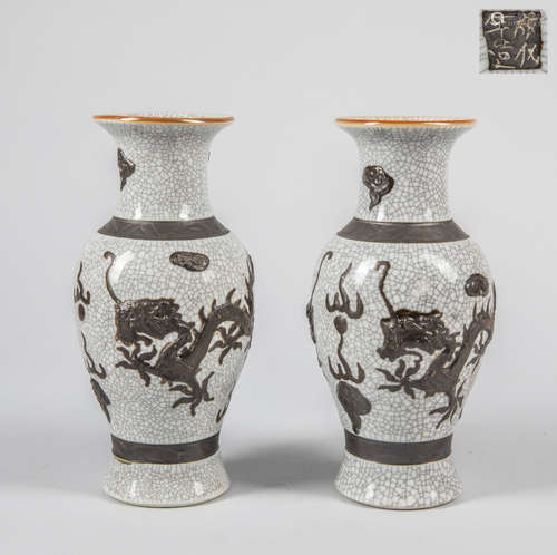 Pairs of Chinese Crack Type Porcelain Vase