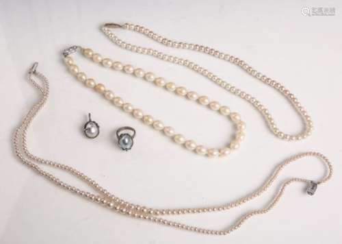 Konvolut Perlenschmuck, bestehend aus: 3x versch. Perlenketten (1x ca. 42 cm, 1x ca. 25