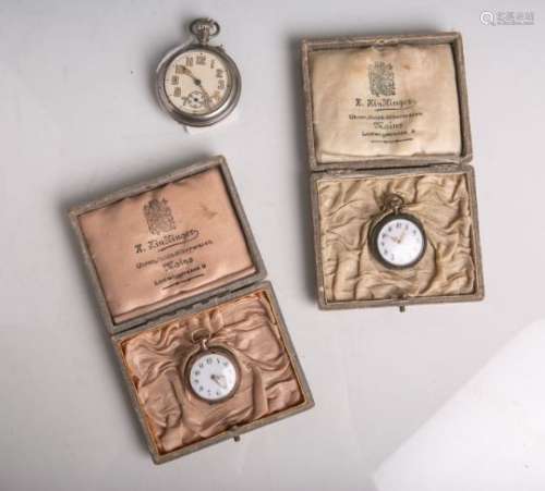 Konvolut von 3 alten Taschenuhren, bestehend aus: 2x kl. Damenuhr in Silber, teils