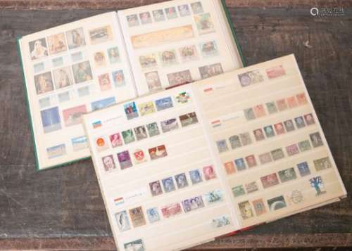 2 Alben m. Briefmarken, bestehend aus: Drittes Reich, DDR, Belgien, Großbritannien,
