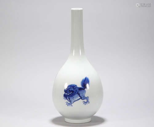Blue and White Porcelain Buddhism Bottle from Qing清代青花麒麟觀音瓶