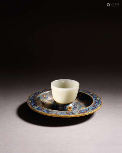 A WHITE JADE CUP WITH CLOISONNE ENAMEL TRAY