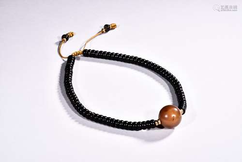 AN AGATE AND 'PU TI' BEAD HAND BRACELET