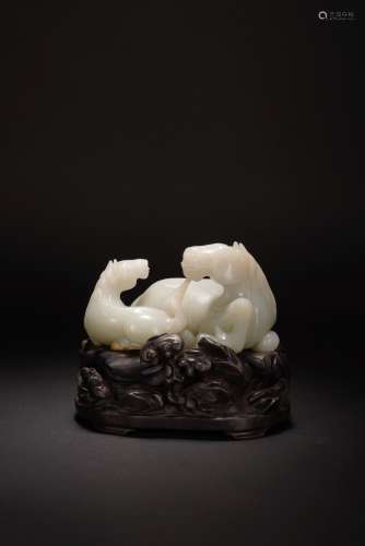 A CHINESE WHITE JADE CARVING OF HORSE GROUP WITH STAND