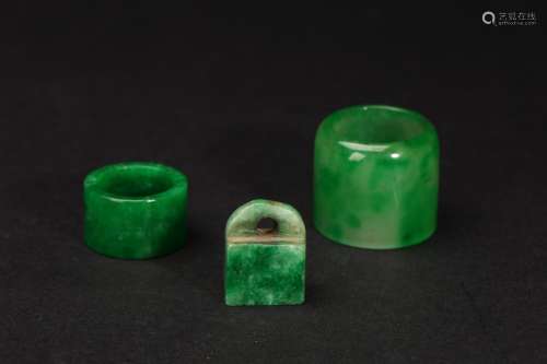 SET OF THREE HARDSTONE ARCHER'S RINGS