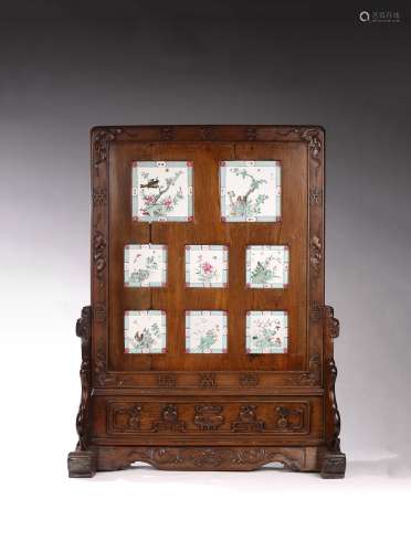 A LARGE FAMILLE ROSE PLAQUES HARDWOOD TABLE SCREEN