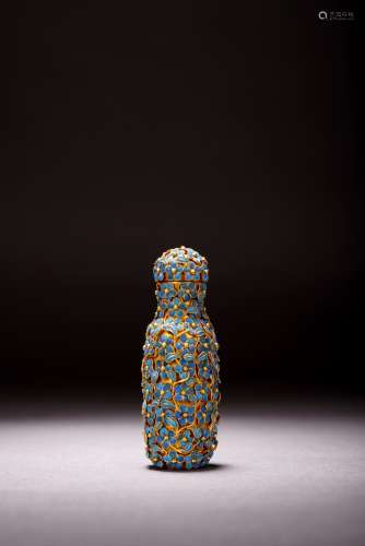 A GILT-SILVER AND KINGFISHER FEATHER INLAID SNUFF BOTTLE