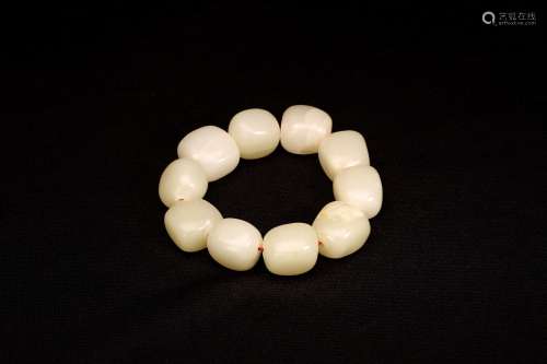 A WHITE JADE BEAD NECKLACE