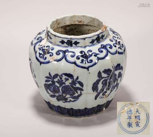 white and blue pot from Ming明代青花罐