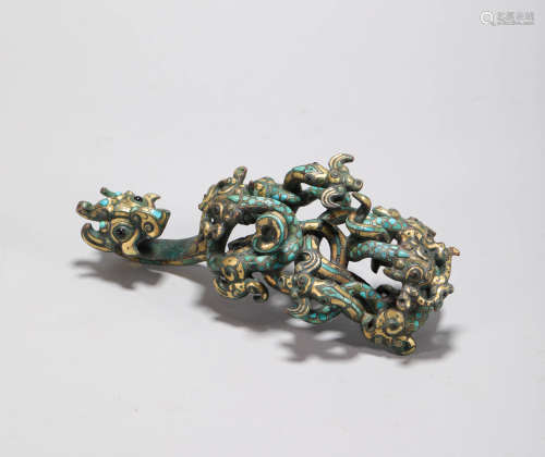 copper and tophus dragon shaped belt hook from Han漢代銅措綠松石
盤龍代勾