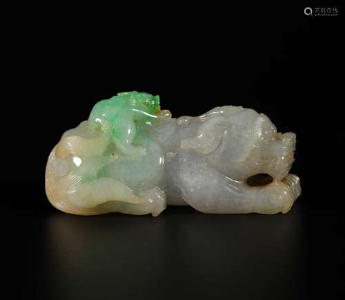 jadeite animal shaped ornament from Qing清代翡翠子母兽