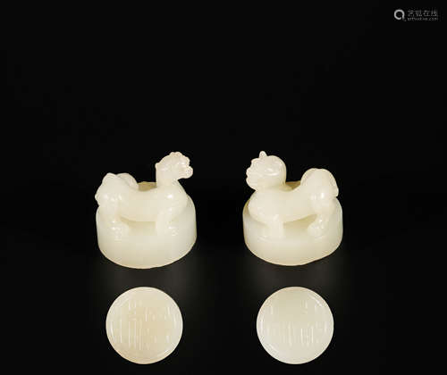 a pair of hetian jade seal from Han漢代和田玉
钮兽印章一對