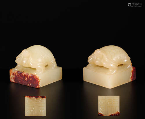 a pair of hetian jade seals from Han漢代和田玉龜鈕印章一對