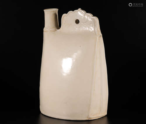 ceramic whiteware flagon from Liao辽代白瓷皮囊壶