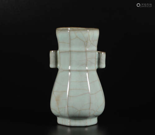 Guan kiln flask with two ears from Song宋代官窑双耳瓶
