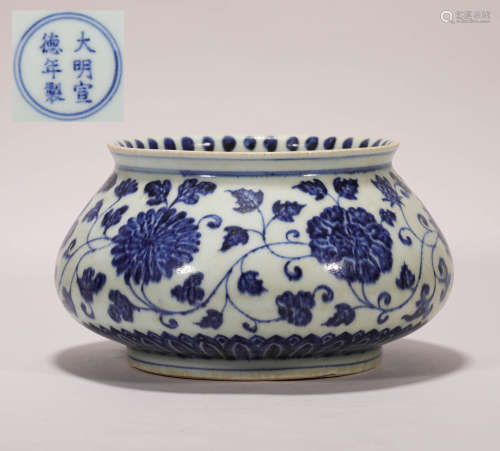 blue-and-white writing brush washer from Qing明代青花缠枝纹笔洗