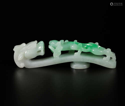 dragon-shaped jadeite belt hook from Qing清代翡翠双龙带钩