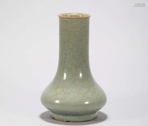 Guan Kiln flask from Ming明代官窯賞瓶