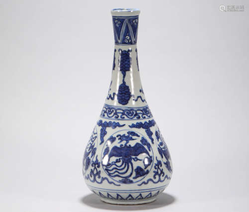 white and blue flask from Ming明代青花長頸瓶