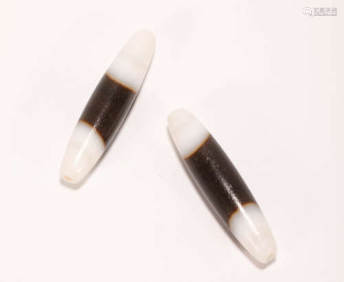 a pair of agate beads from Tang唐代纏絲瑪瑙對珠
