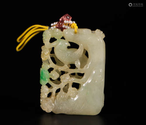 jadeite hollowed-out bird shaped pendant from Qing清代翡翠鏤空鳥紋佩