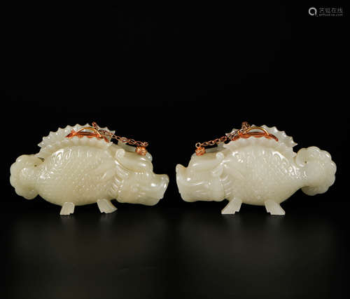 a pair of animal shaped hetian jade gilding aromatherapy from Qing清代和田玉鎏金摩羯香薰一對