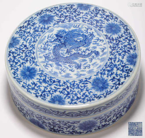 white and blue with dragon pattern paiting container from Qing清代青花龍紋捧盒
