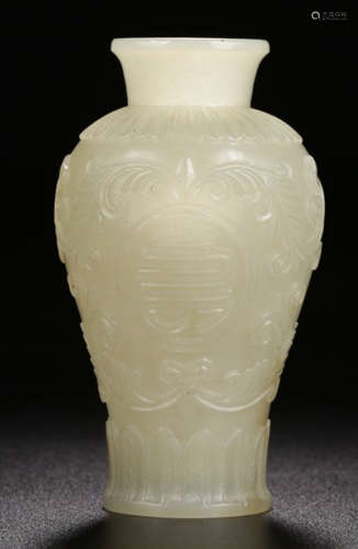 A HETIAN JADE VASE CARVED WITH AUSPICIOUS PATTERN