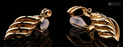 PAIR OF 18K GOLD EARRINGS