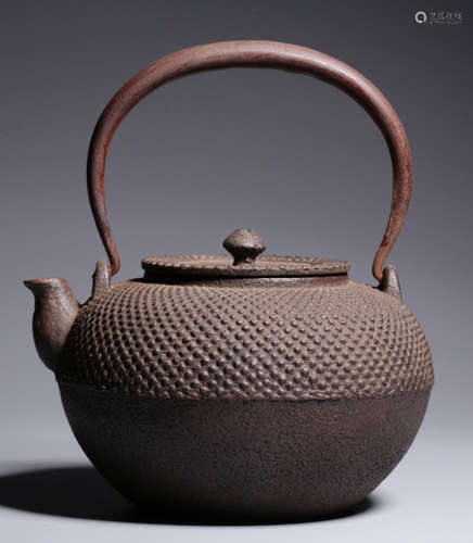AN IRON POT CARVED WITH RIVET