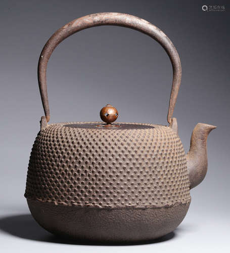 AN IRON POT CARVED WITH RIVET