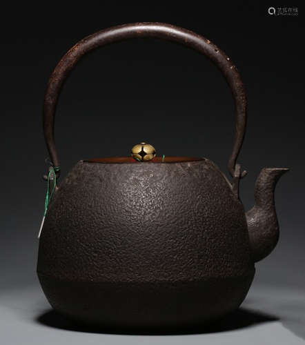 AN IRON POT WITH COPPER COVER